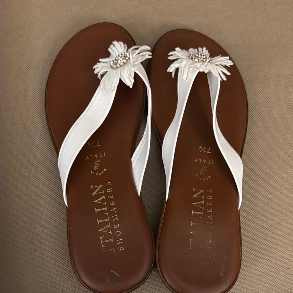 Italian Shoemakers White Daisy Sandals like new